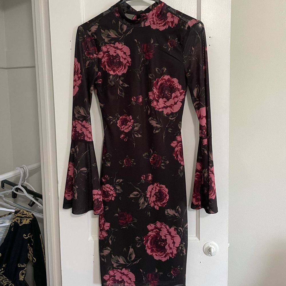 XS Long-Sleeved Knee-Length Floral Dress